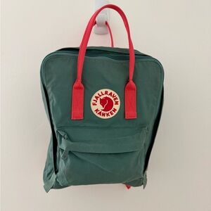 Fjällräven Kånken Green Backpack with Pink Straps